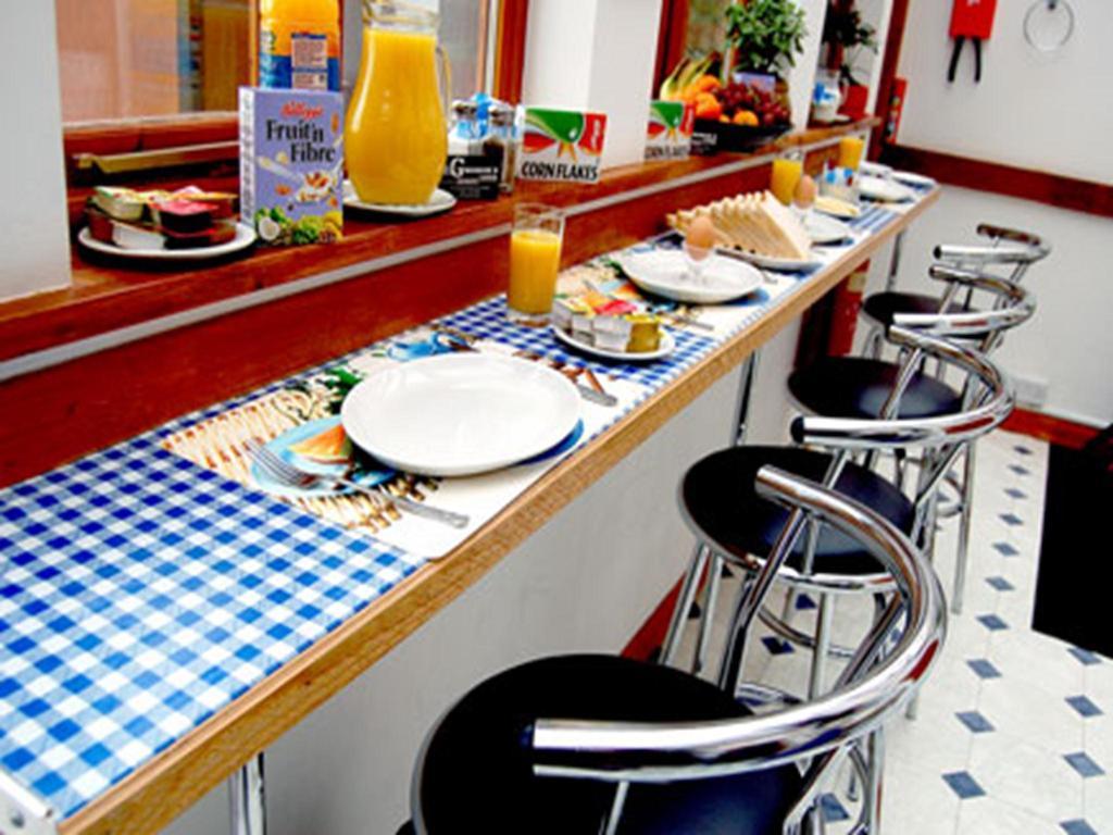 Broadway Lodge Bed And Breakfast Surbiton Exteriör bild